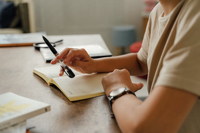 hand-twirling-pen