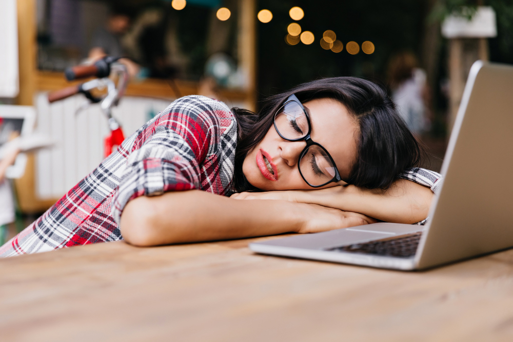 girl-sleeping-on-laptop
