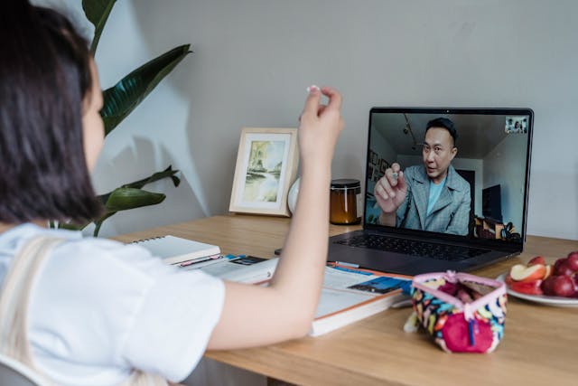 girl-laptop-online-class